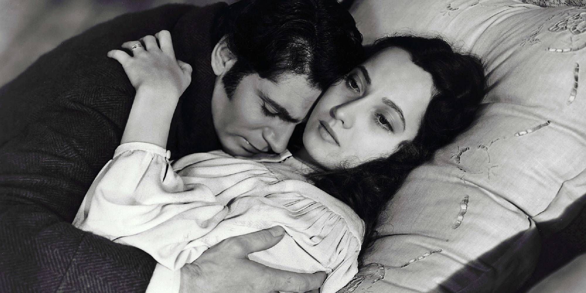 Merle Oberon lying next to Laurence Olivier in Wuthering Heights.