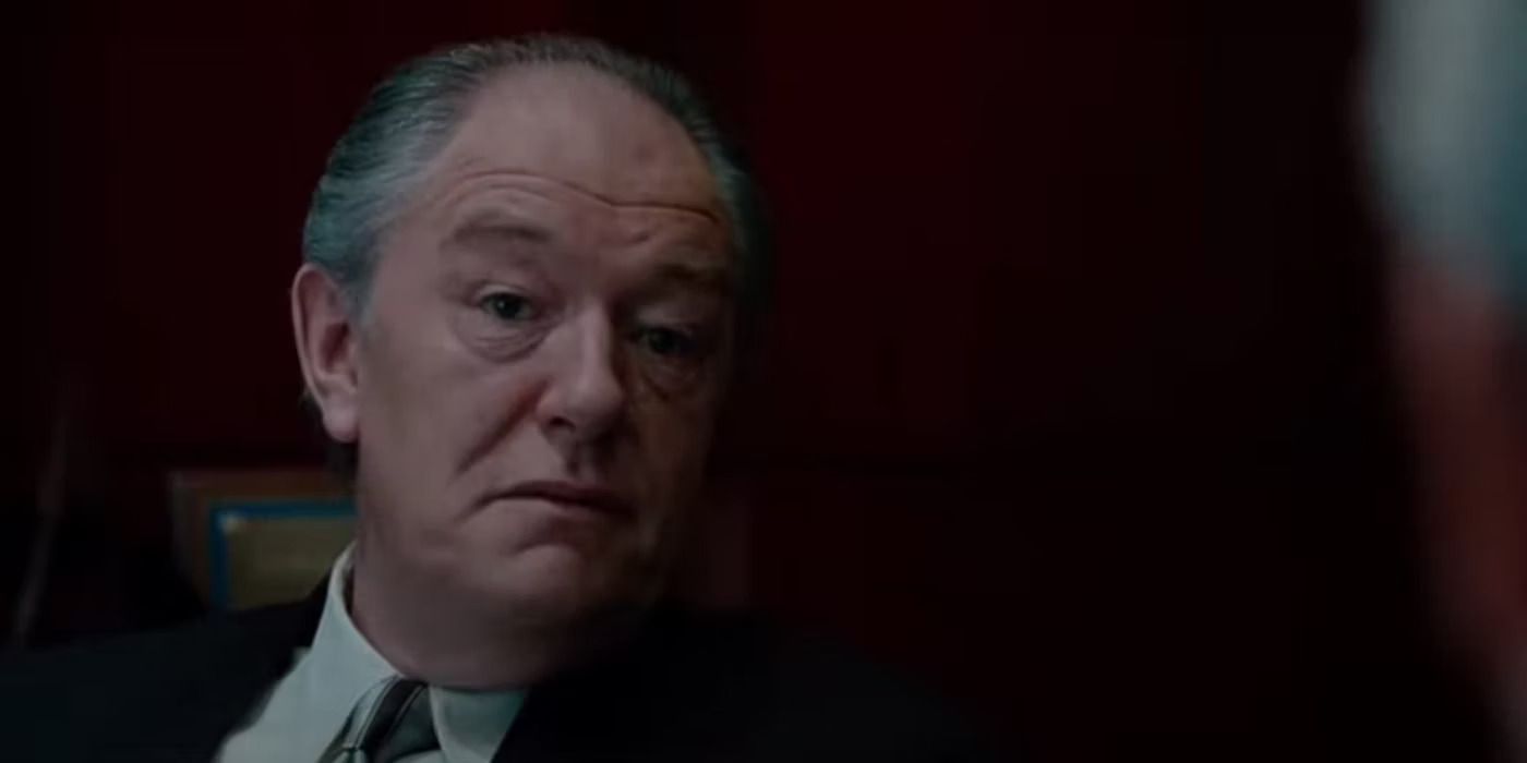 Michael Gambon talks in his office in Michael Mann&rsquo;s &lsquo;The Insider&rsquo;.