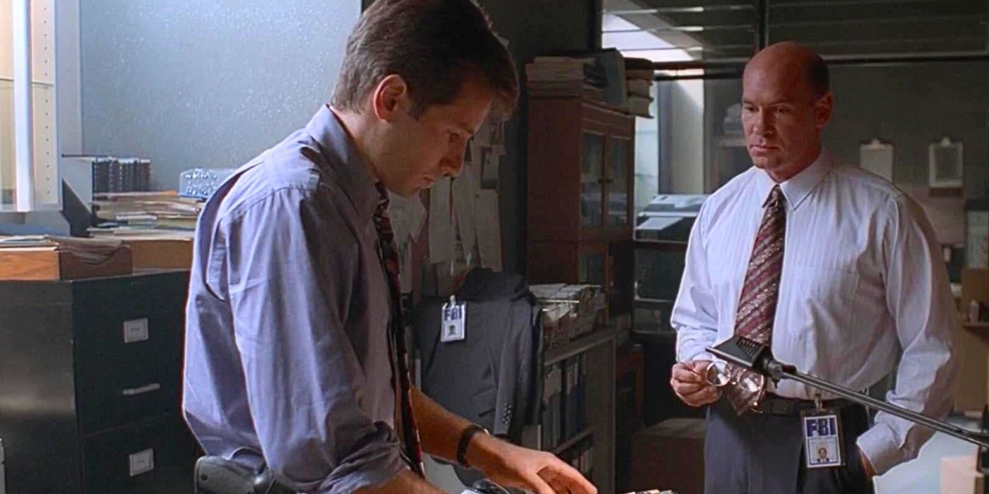 Mitch Pileggi talks to David Duchovny as he looks at files from episode One Breath in The X-Files