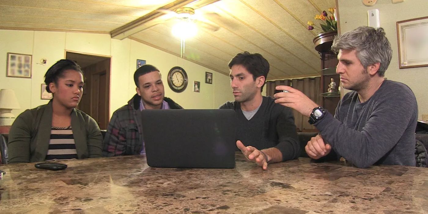 Nev and Max talk with two people while looking at their computer in Catfish: The TV Show.