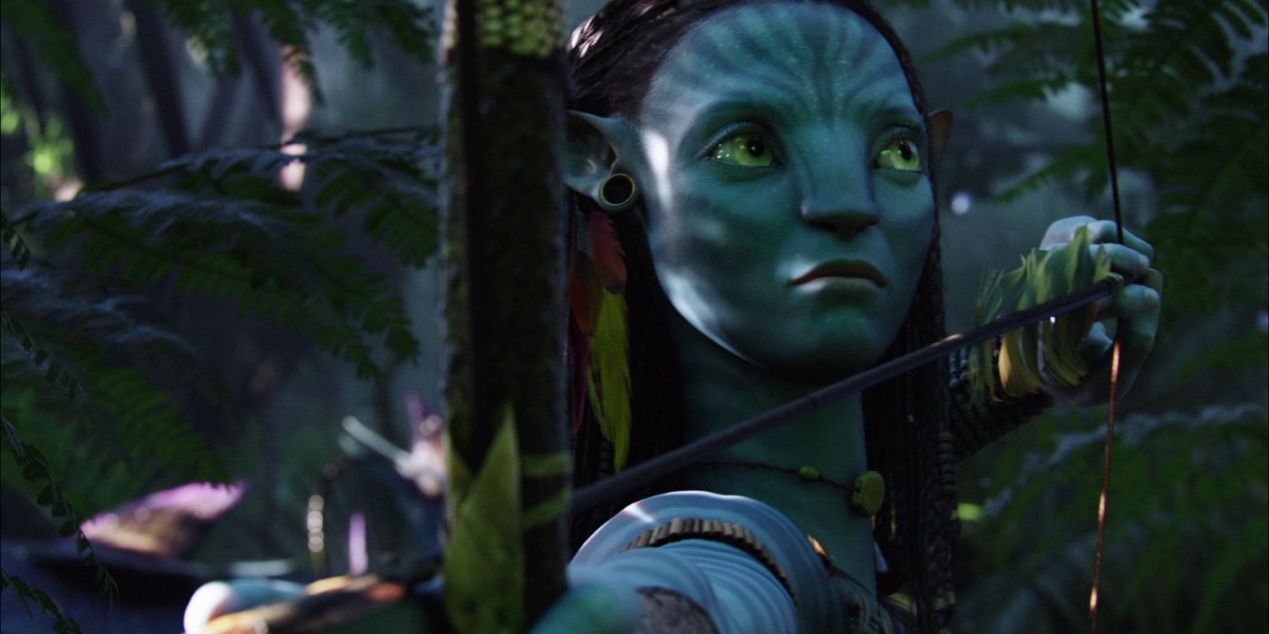 Neytiri (Zoe Salda?a) with her bow drawn, looking off to the side as if distracted by something in Avatar.