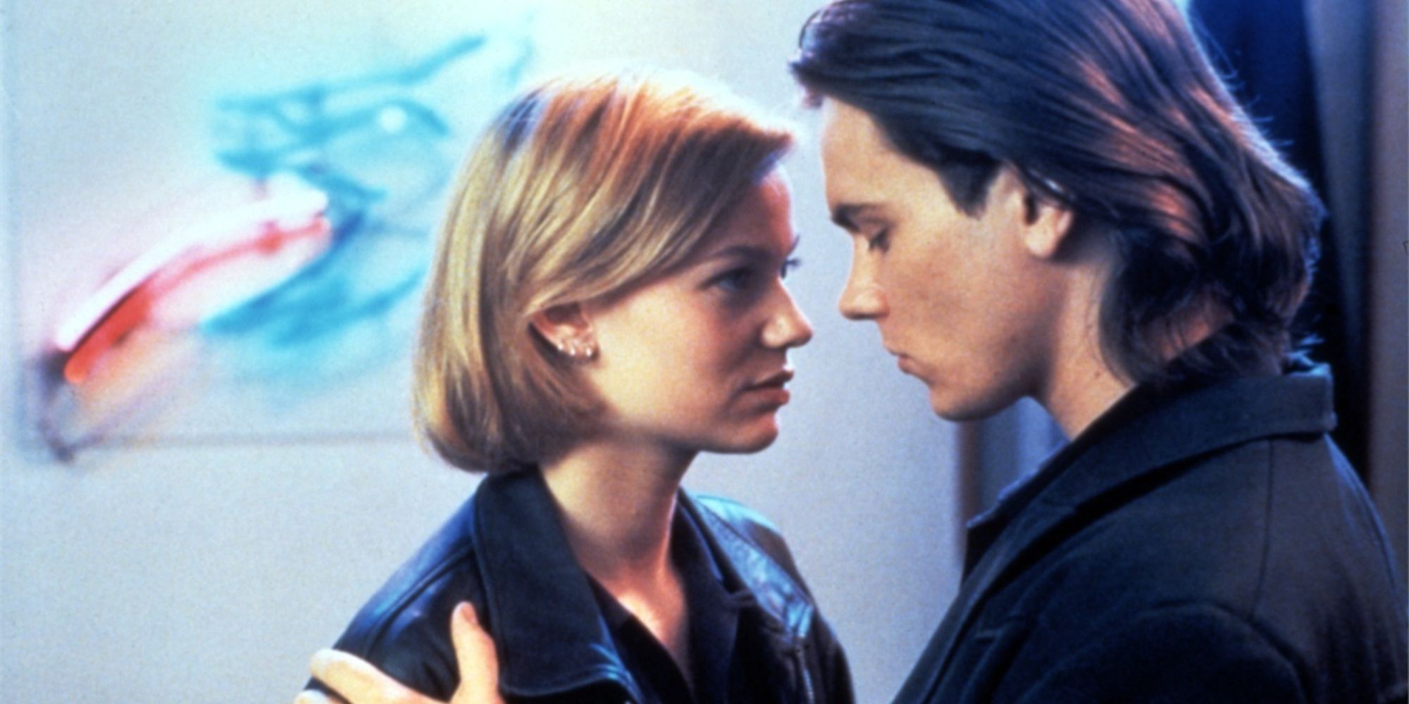 River Phoenix as James Wright holding Samantha Mathis as Miranda Presley in The Thing Called Love