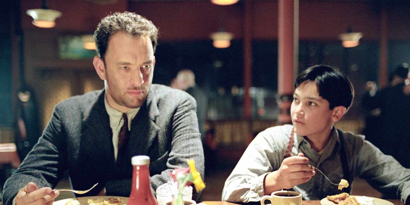 Michael Sullivan (Tom Hanks) and Michael, Jr. (Tyler Hoechlin) eating in a diner in Road to Perdition