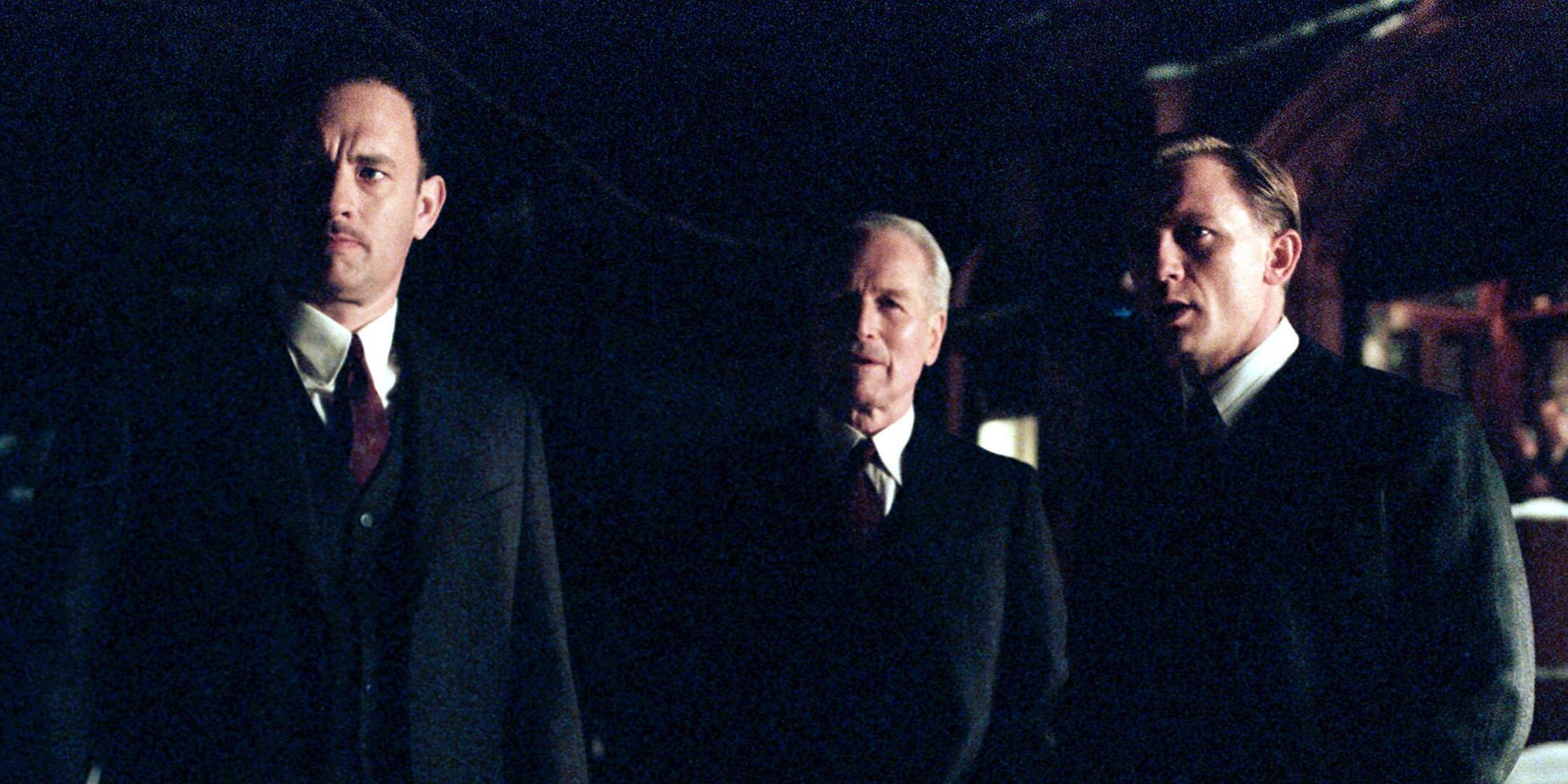 Michael Sullivan (Tom Hanks), John Rooney (Paul Newman) y Connor Rooney (Daniel Craig) tienen una conversación privada en Road to Perdition.