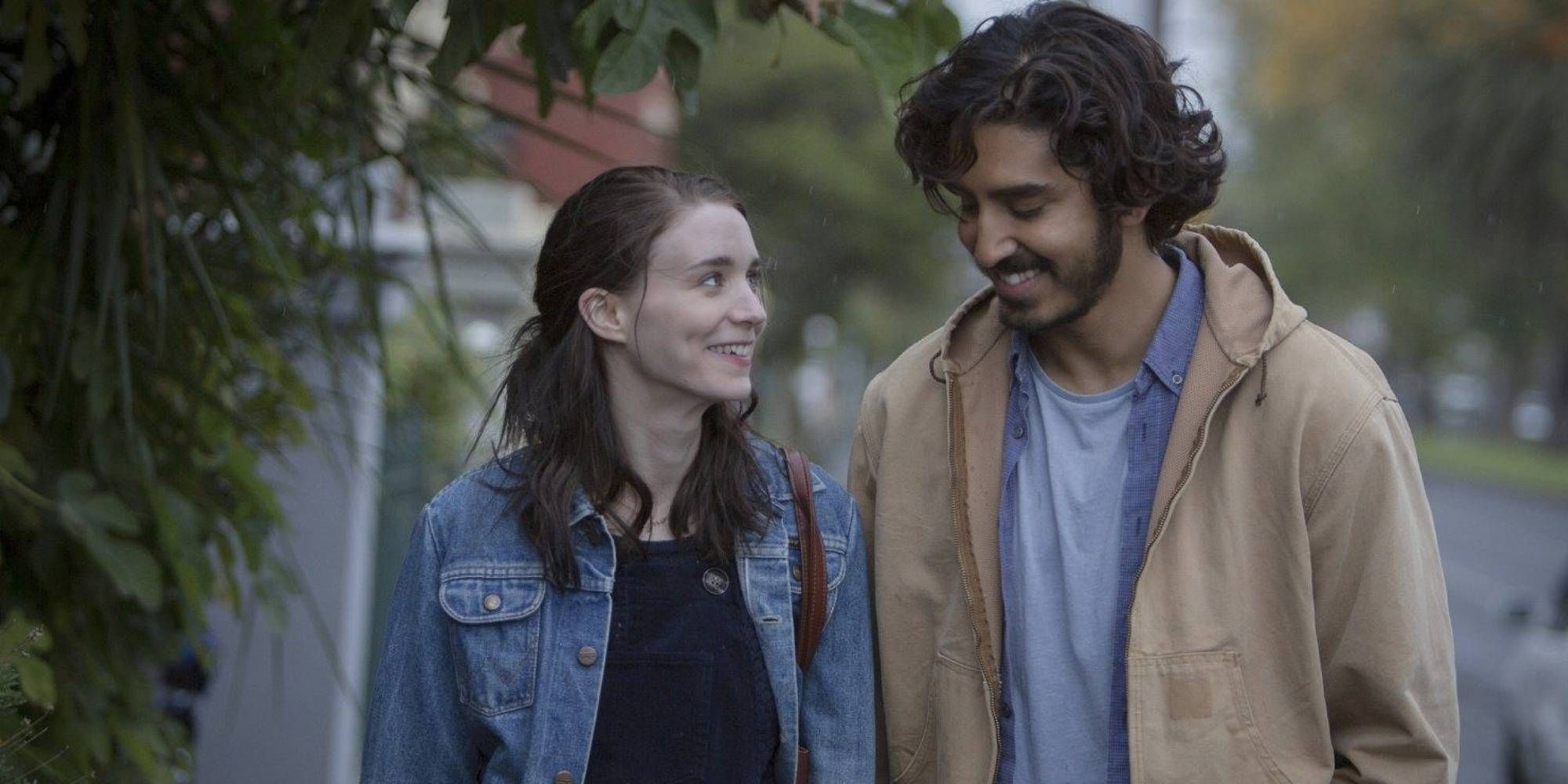 Rooney Mara sonríe mientras mira a Dev Patel con una sonrisa de león.