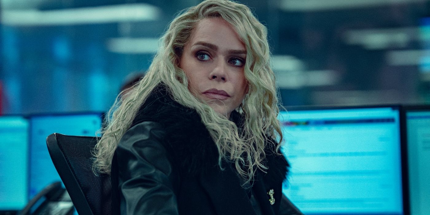 Close up of Sam McAlister (Billie Piper) sitting by a newsroom computer in Scoop