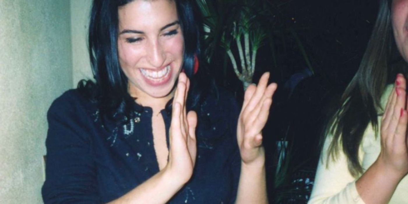 Amy Winehouse smiling and clapping her hands in 'Amy'