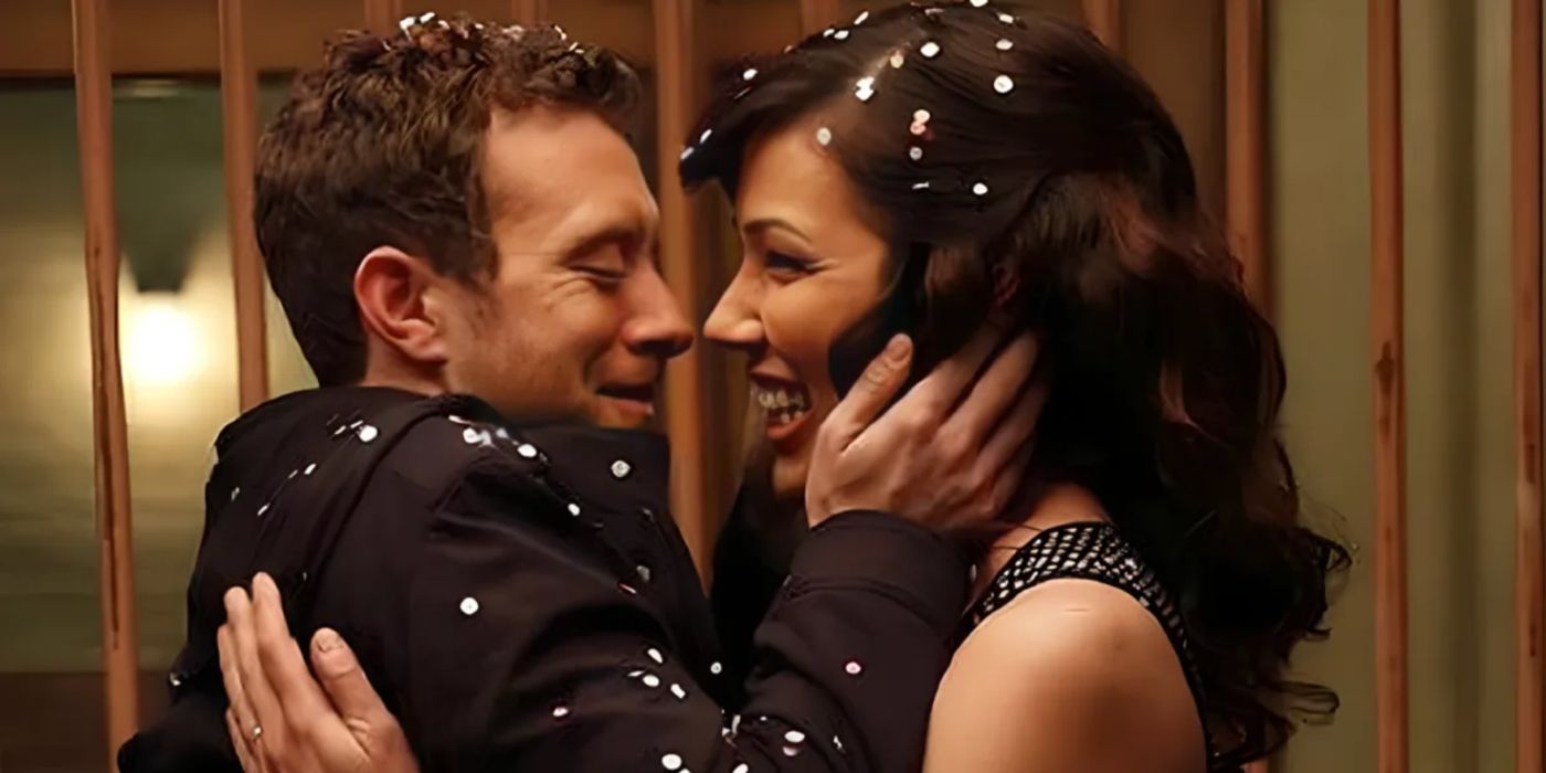 Hodgins (T.J. Thyne) holding Angela's (Michaela Conlin) face as the two smile as confetti falls on them in Bones