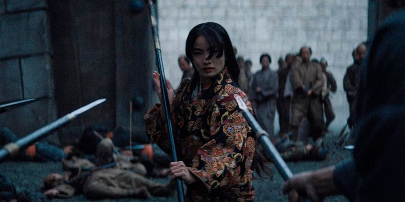 Mariko (Anna Sawai) holding her naginata ready to fight and staring down weapons pointed at her in Shogun