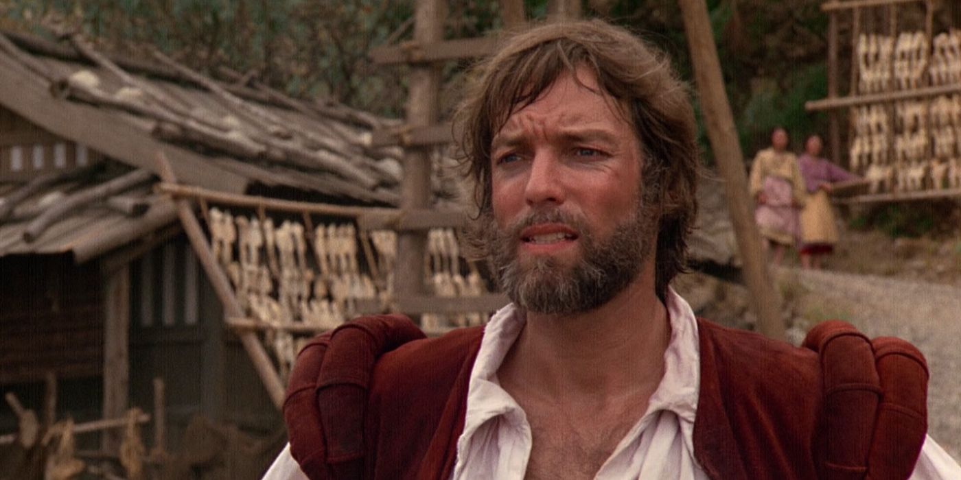 John Blackthorne (Richard Chamberlain) looking ahead and standing in a village in the 1980 Shogun