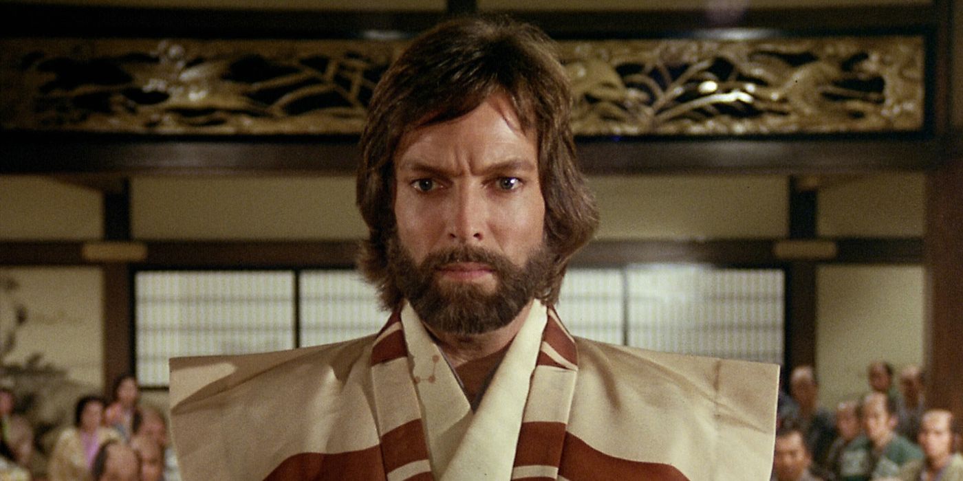 John Blackthorne (Richard Chamberlain) staring ahead and looking concerned and slightly downcast in the 1980 Shogun