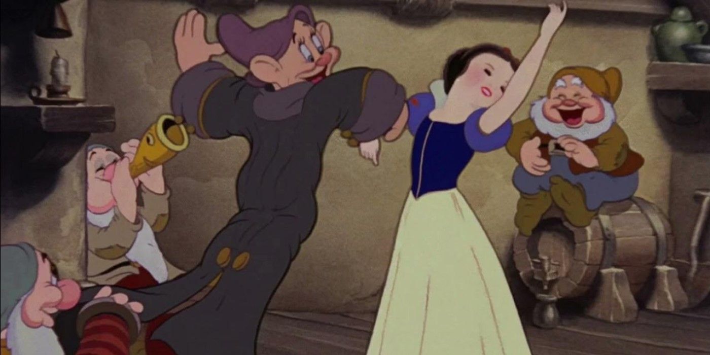 Blancanieves baila con Dopey "canción estúpida" En 