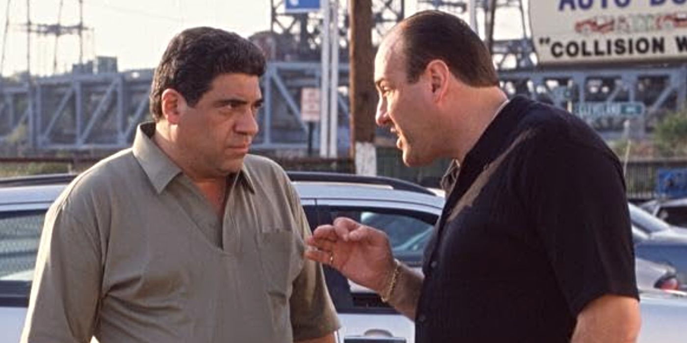 James Gandolfini, que interpreta a Tony Soprano, habla activamente con Vincent Pastore, que interpreta a Salvatore Bompensiero en 