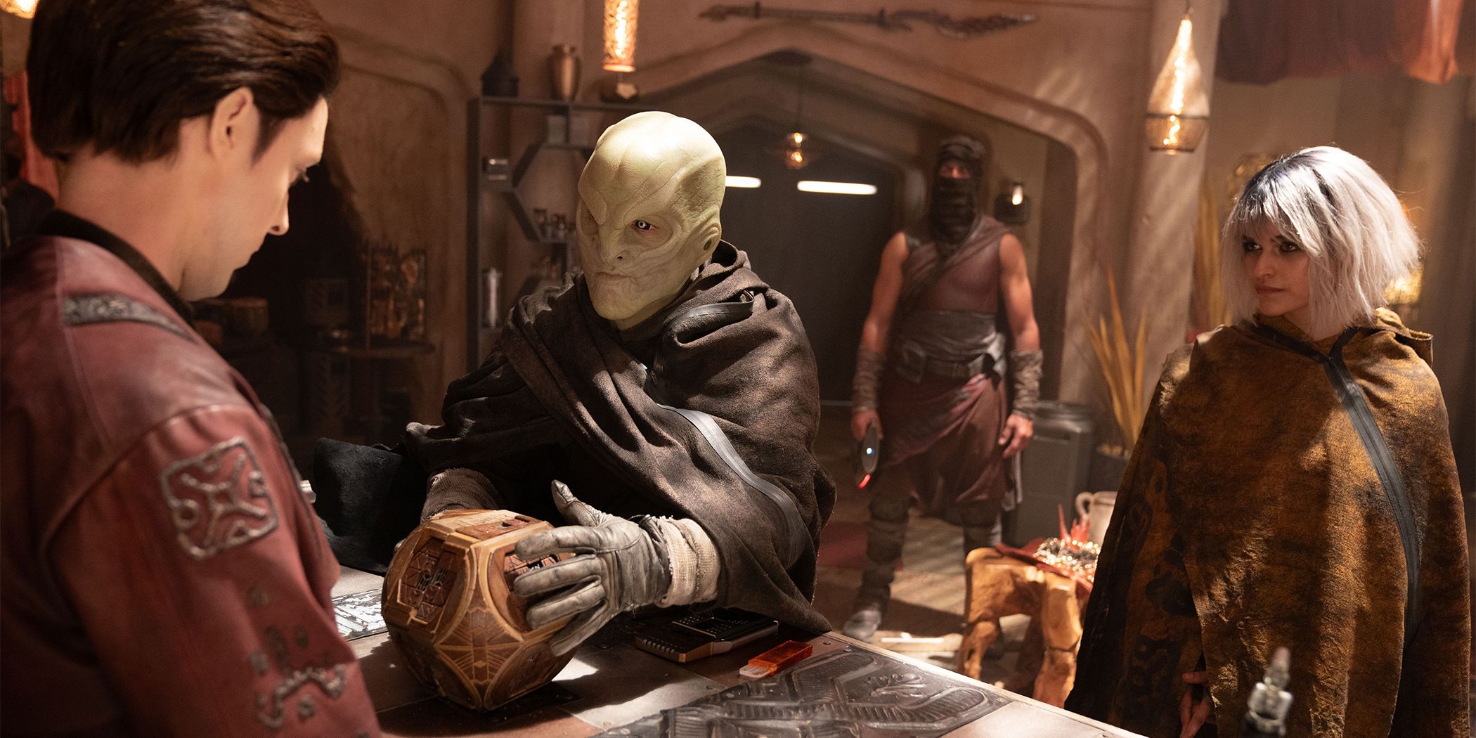 Elias Toufexis as Couriers L'ak and Eve Harlow as Moll taking a mysterious artifact in Star Trek: Discovery