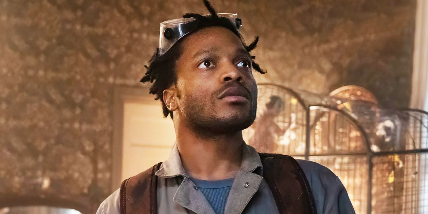 Jermaine Fowler as Frank inspecting a room in Sting.
