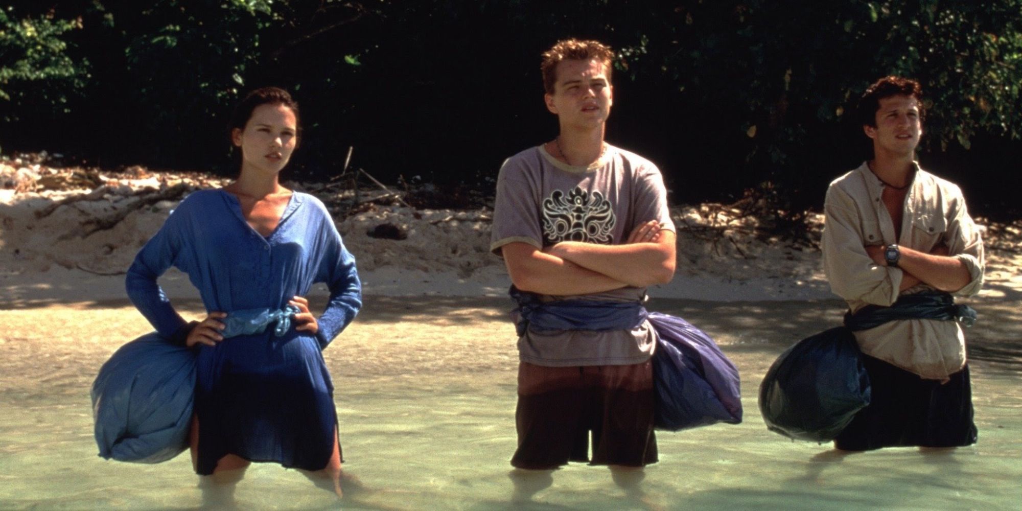 Virginie Ledoyen, Leonardo DiCaprio, Guillaume Canet standing together in The Beach