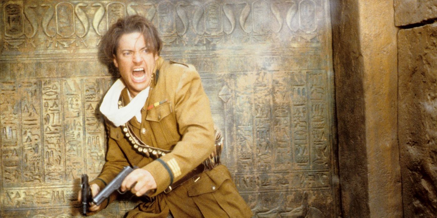 Rick O'Connell (Brendan Fraser) standing with his back against a wall with hieroglyphs and yelling in The Mummy