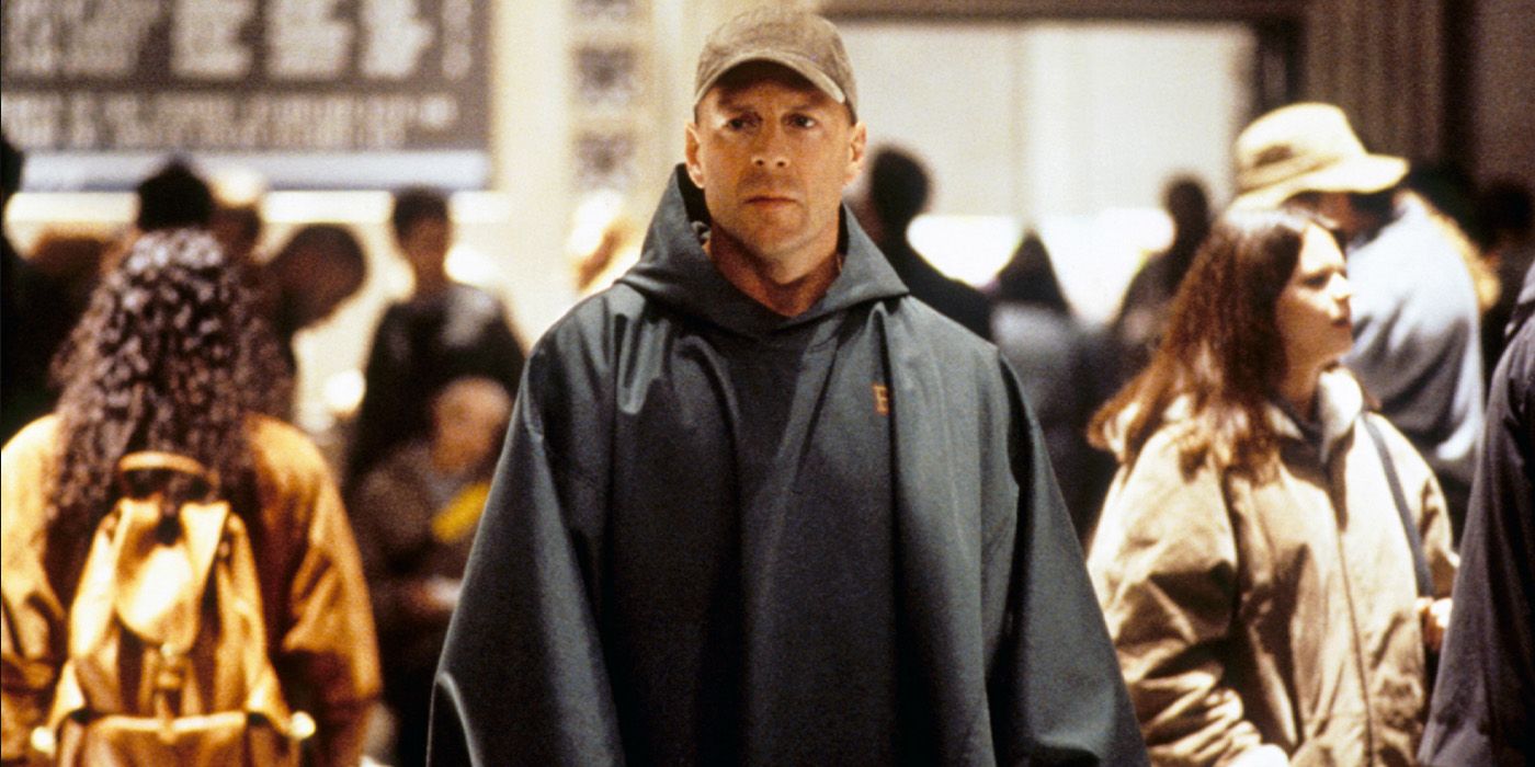 David Dunn (Bruce Willis) busca la estación de tren en Unbreakable