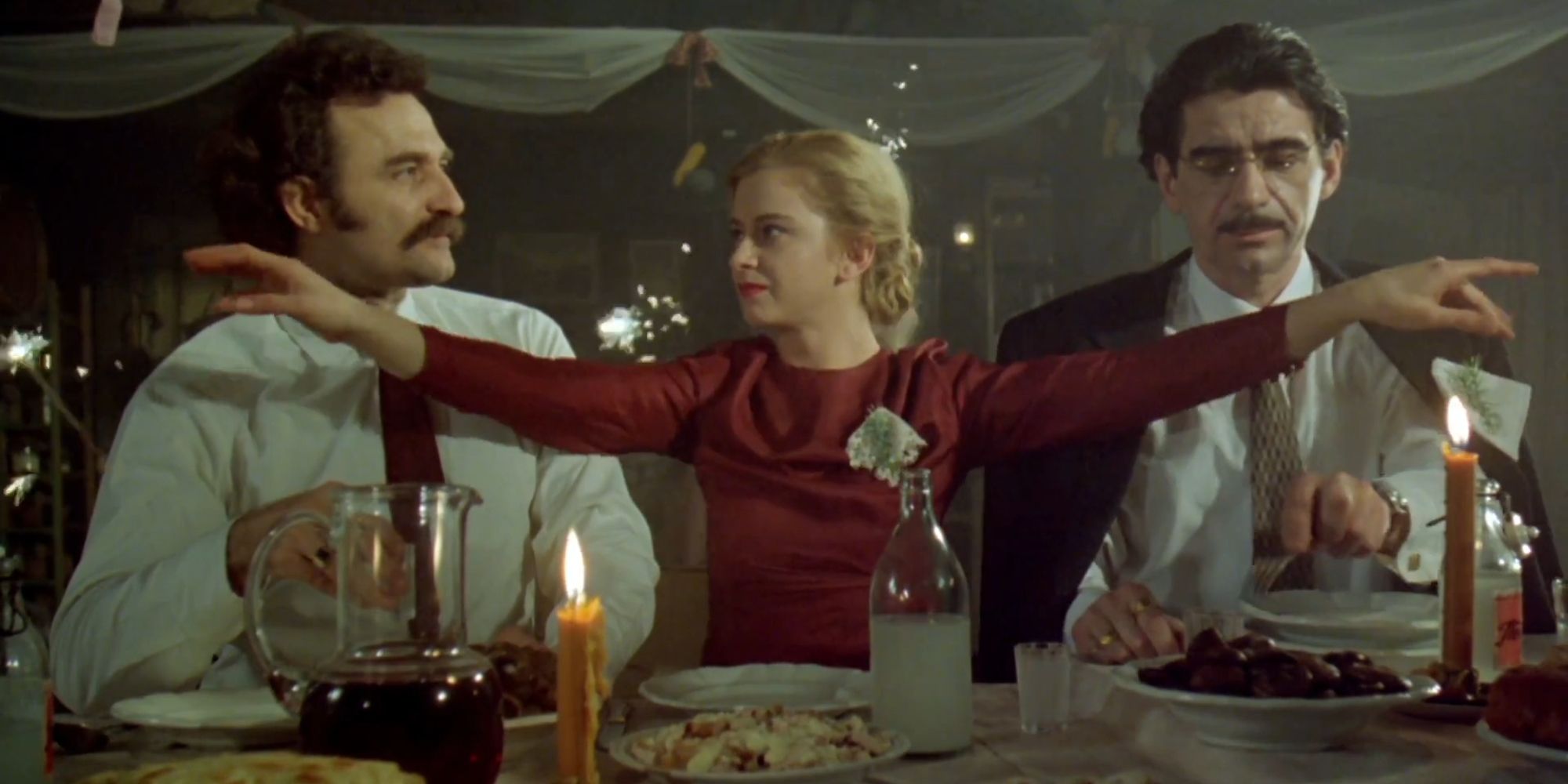 Lazar Ristovski, Miki Manojlović, and Mirjana Joković having dinner together in Underground (1995)