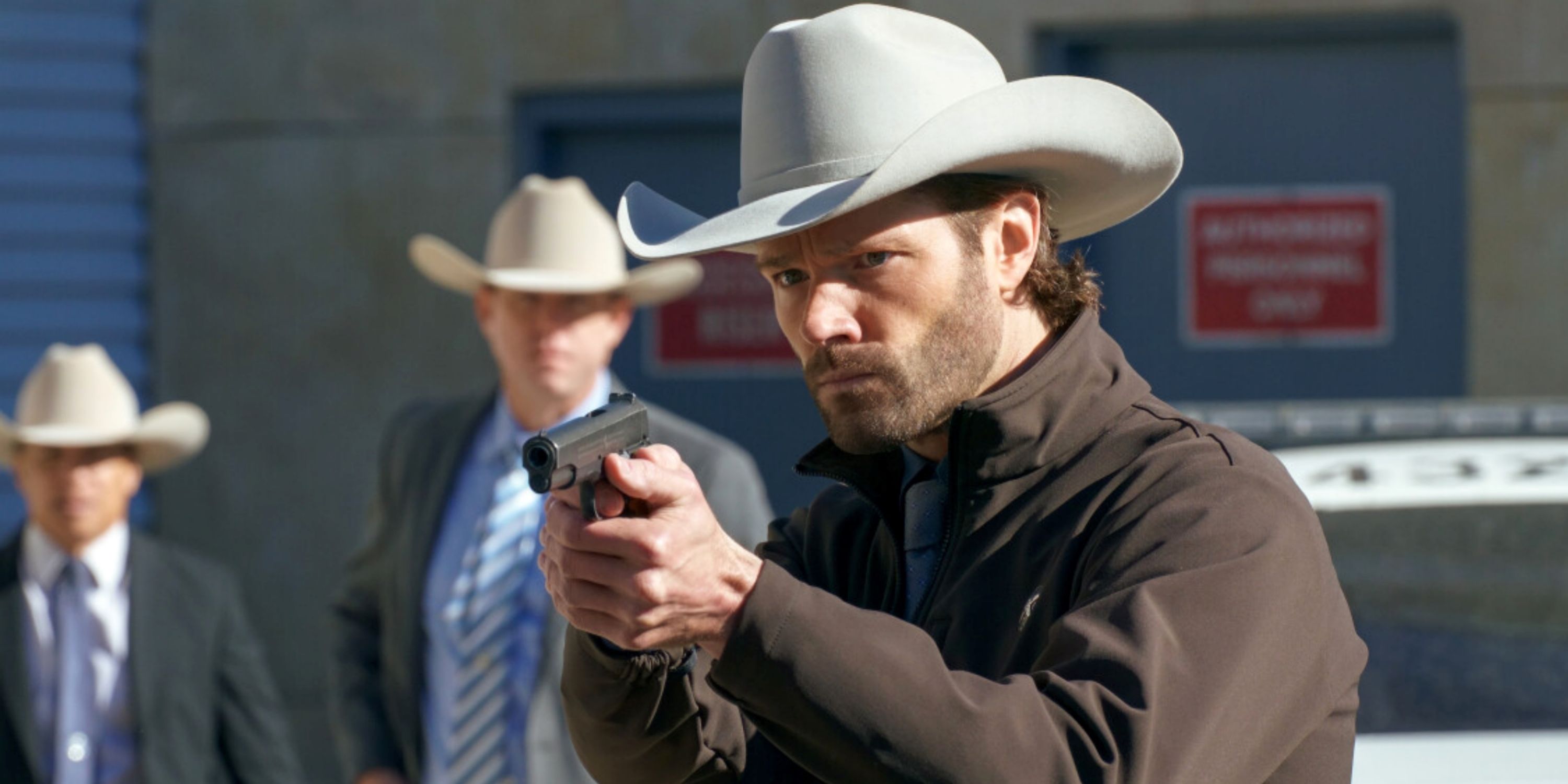 Jared Padalecki com a Cordell Walker sostenint una pistola a la temporada 4 de The CW's Walker