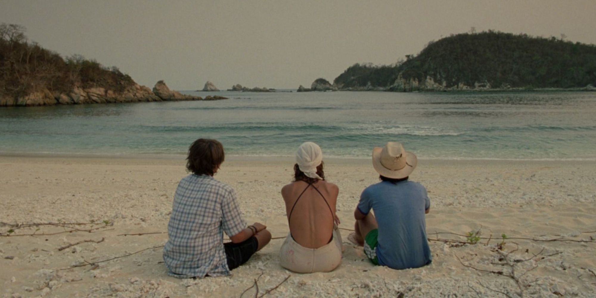 Y tu mamá también (2001) characters on the beach