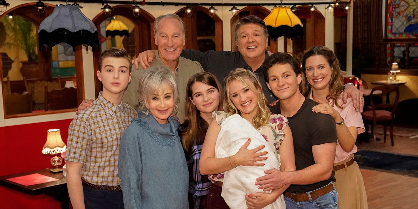 The ensemble cast of Young Sheldon posing together for a promo image in a resturaunt