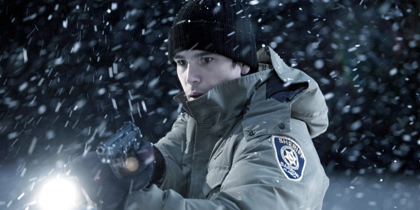 Josh Hartnett as Sheriff Eben Oleson, holding a flashlight and gun in the snow in 30 Days of Night