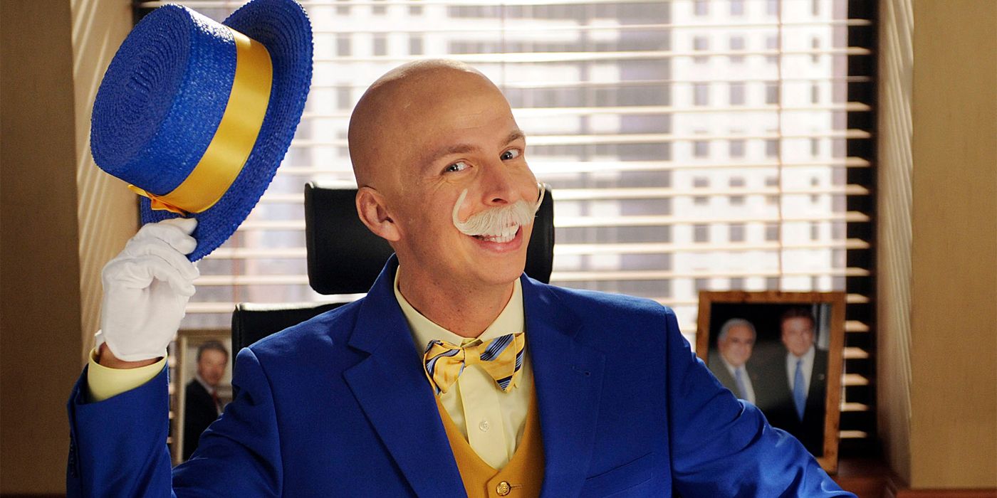 Kenneth Purcell, interpretado por Jack McBrayer, viste el disfraz de Monopoly Man en 