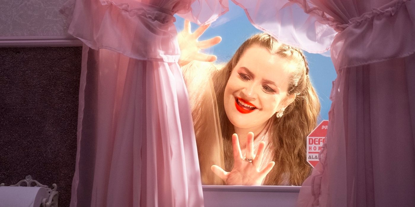 Aidy Bryant peeking in a window while smiling in Fantasmas.