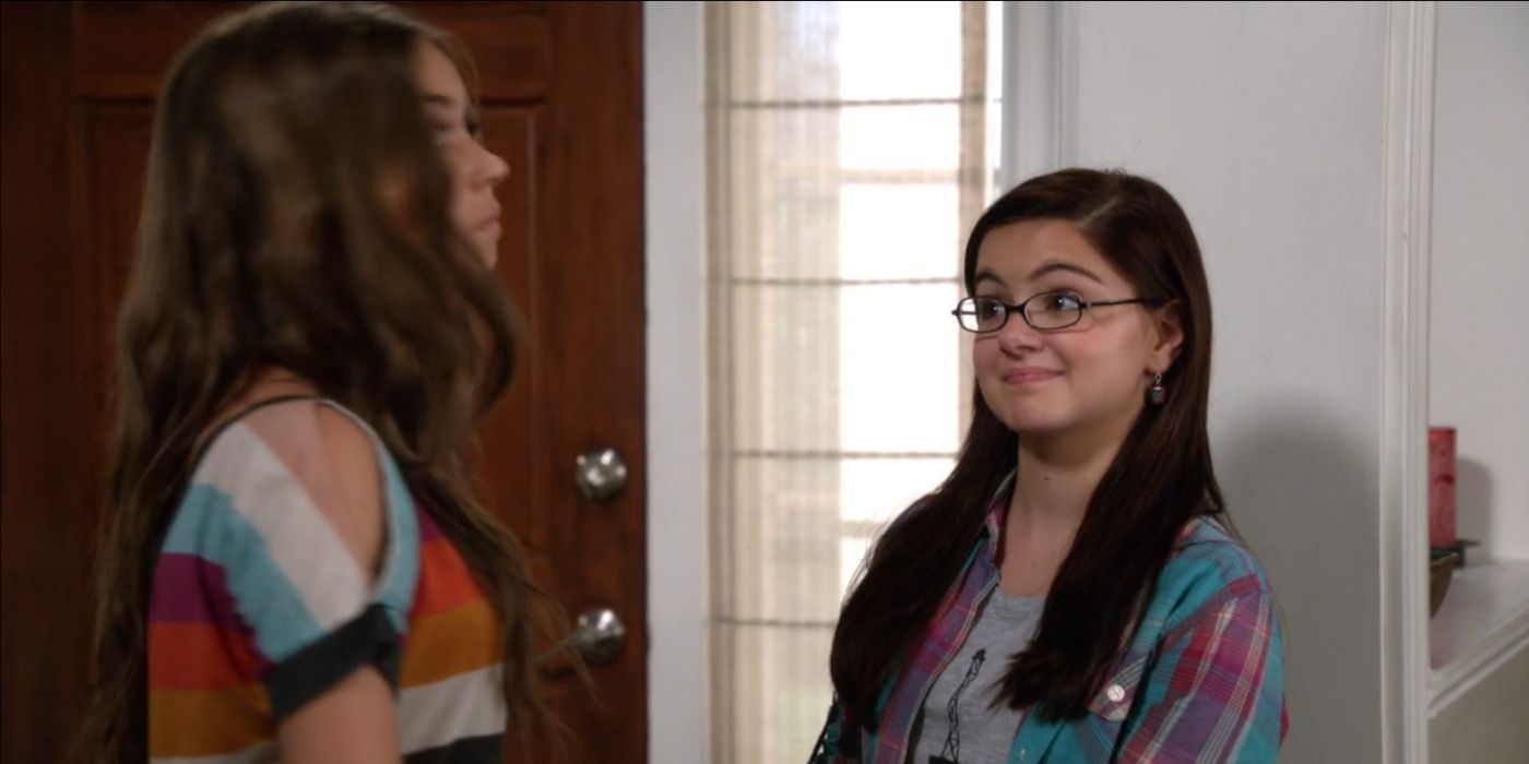 Alex talking to Hailey in Modern Family s4e2