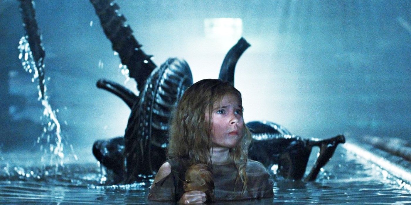 En Alien, Newt (Carrie Henn) está sumergido en el agua hasta el pecho cuando un extraterrestre aparece detrás de él.