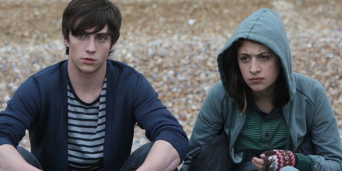 Georgia and Robbie sitting on the floor looking confused in 'Angus, Thongs and Perfect Snogging' (2008)