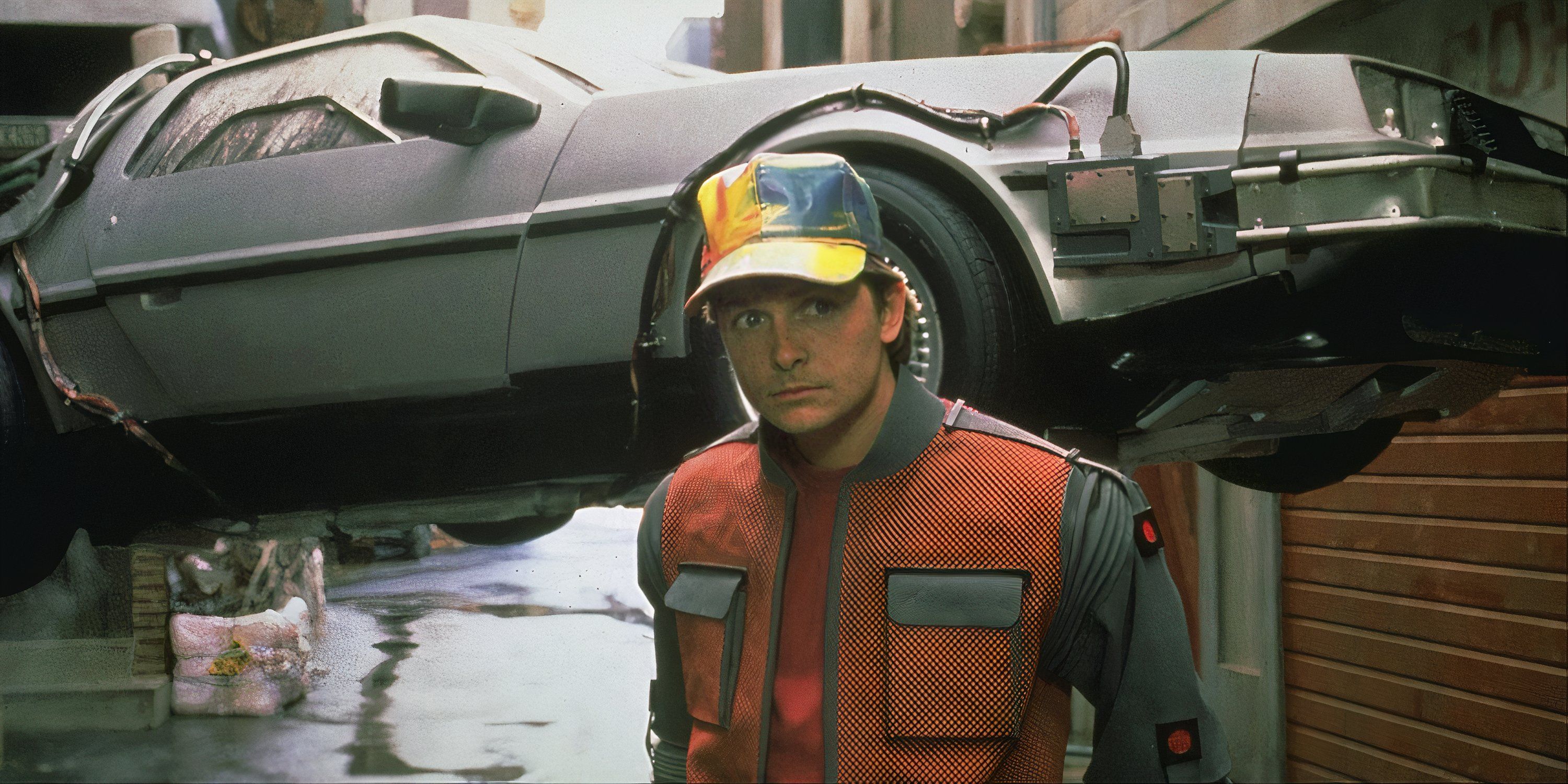 Michael J. Fox com a Marty McFly davant d'una DeLorean flotant a Back to the Future Part II