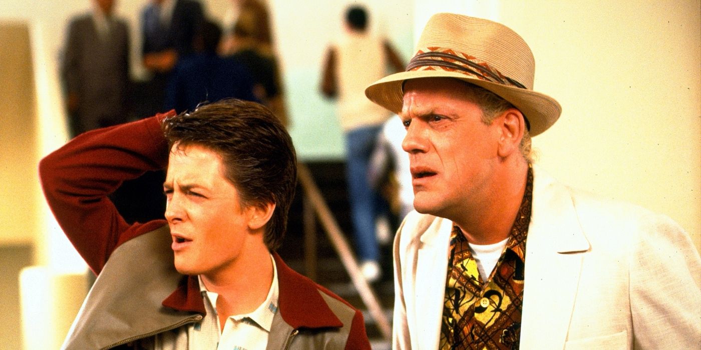 Michael J. Fox como Marty McFly y Christopher Lloyd como Doc Brown parecen sorprendidos en Regreso al futuro