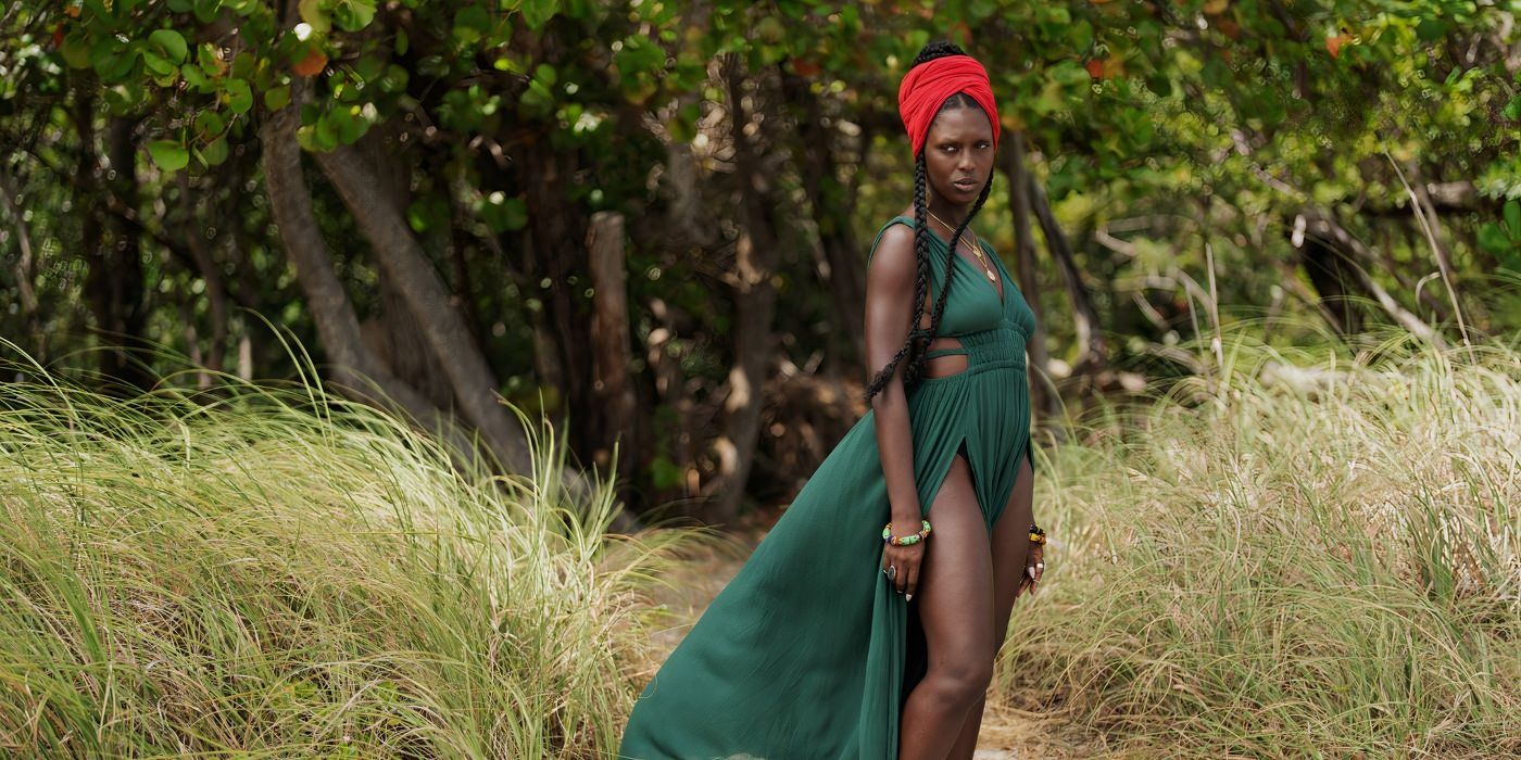 Jodie Turner-Smith luce un vestido verde en Bad Monkey