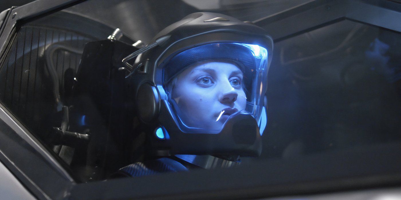Kara Thrace (Katee Sackhoff) con su casco y sentada en la cabina de su Viper en Battlestar Galactica