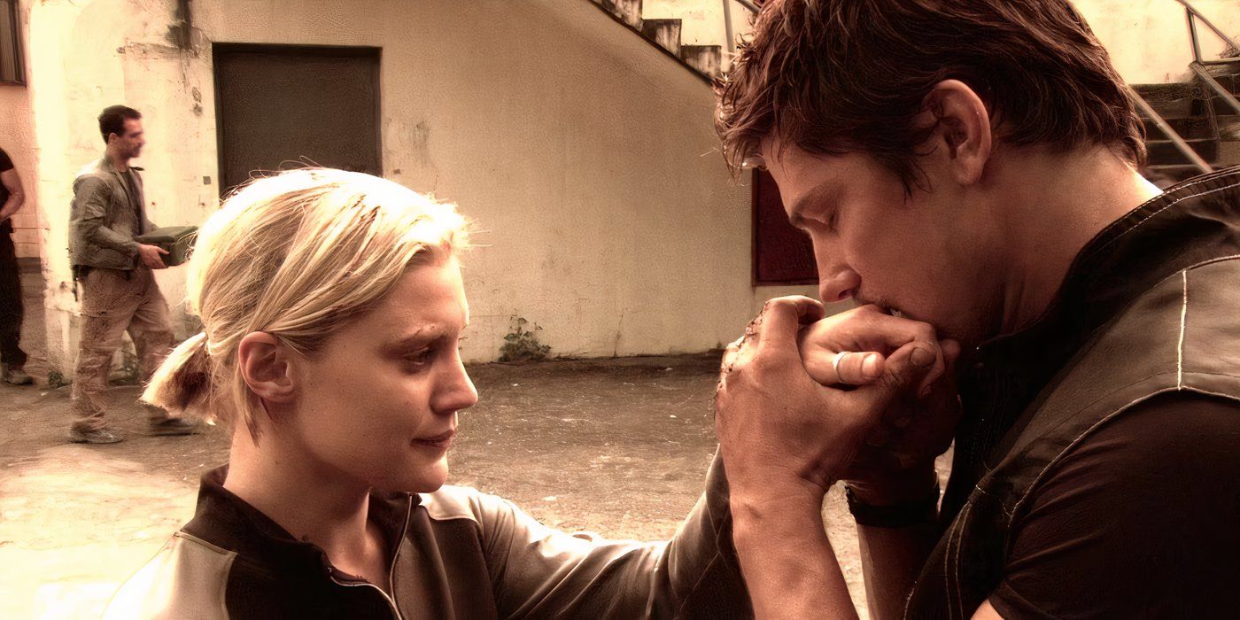 Sam (Michael Trucco) sostiene la mano de Kara (Katee Sackhoff) en su boca en Battlestar Galactica