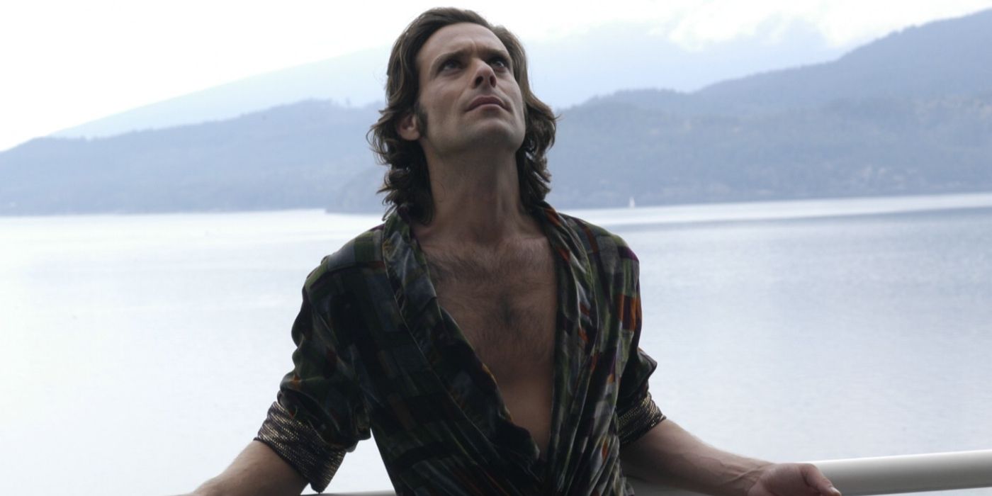 James Callis hallucinating leaning against the balcony of his old home in Battlestar Galactica Season 1