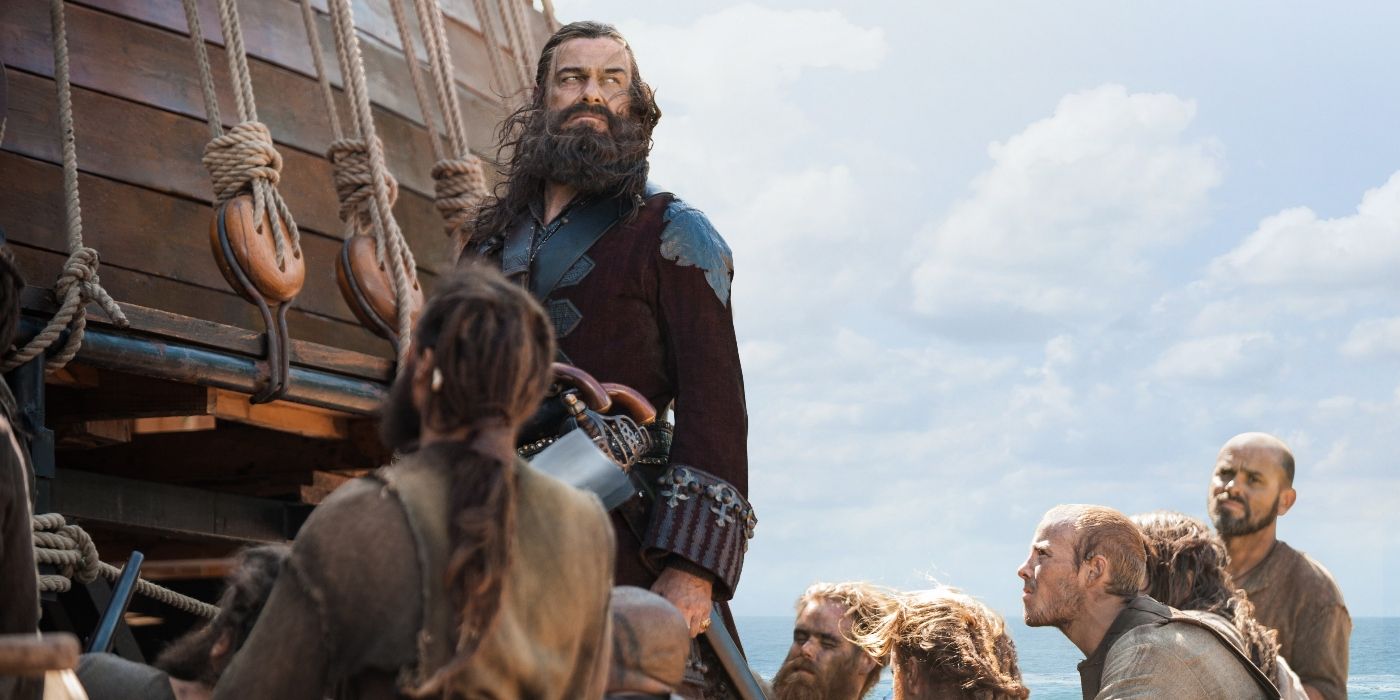 Ray Stevenson standing over a group of pirates in Black Sails Season 4