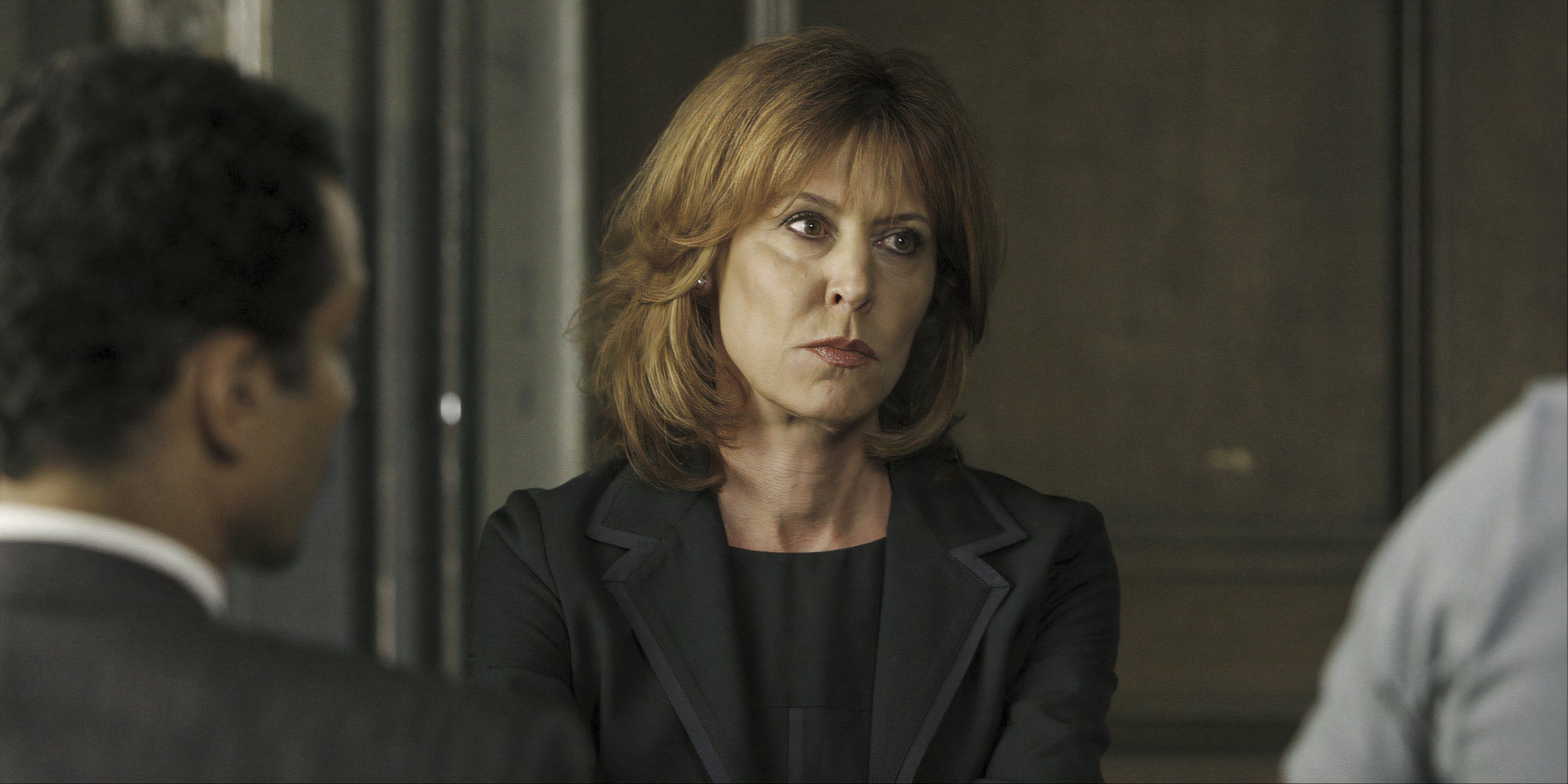 Christine Lahti como Sonya Paxton mira fijamente a dos hombres en 'La ley y el orden: UVE'
