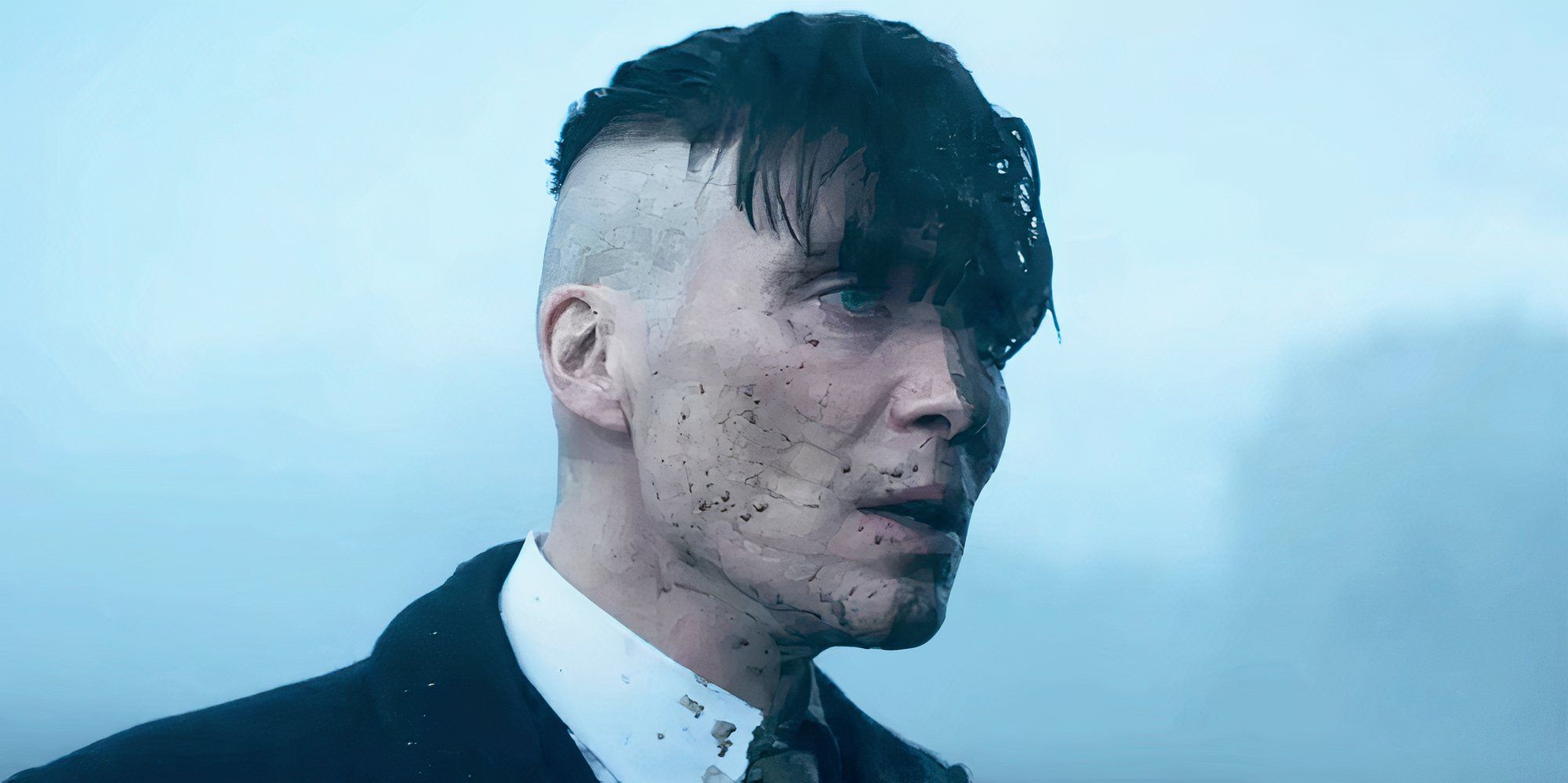 Cillian Murphy como Tommy Shelby con la mitad de la cara cubierta de barro en Peaky Blinders.