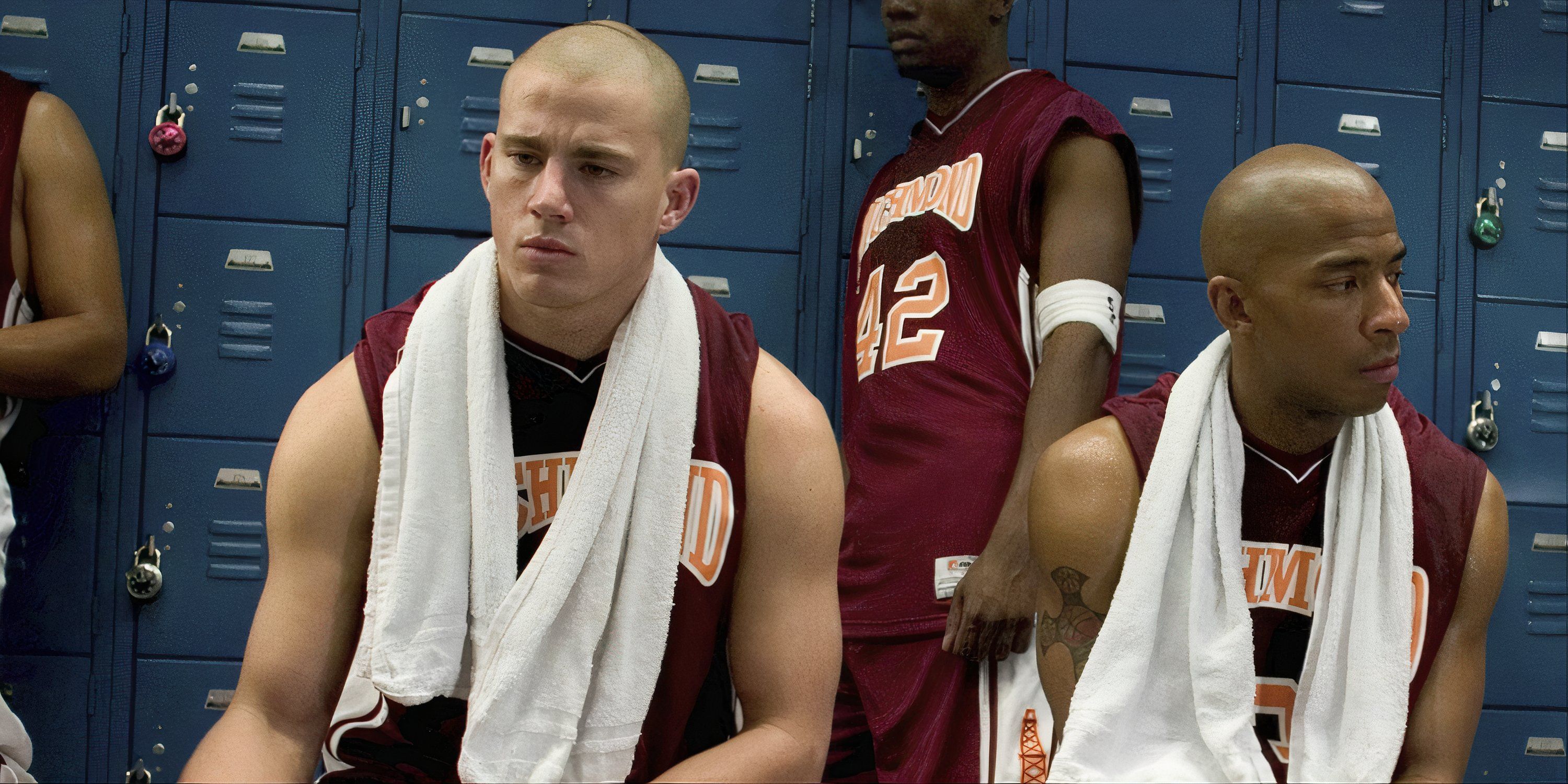 Channing Tatum as Jason Lyle sitting next to Antwon Tanner as Worm in the locker room in Coach Carter