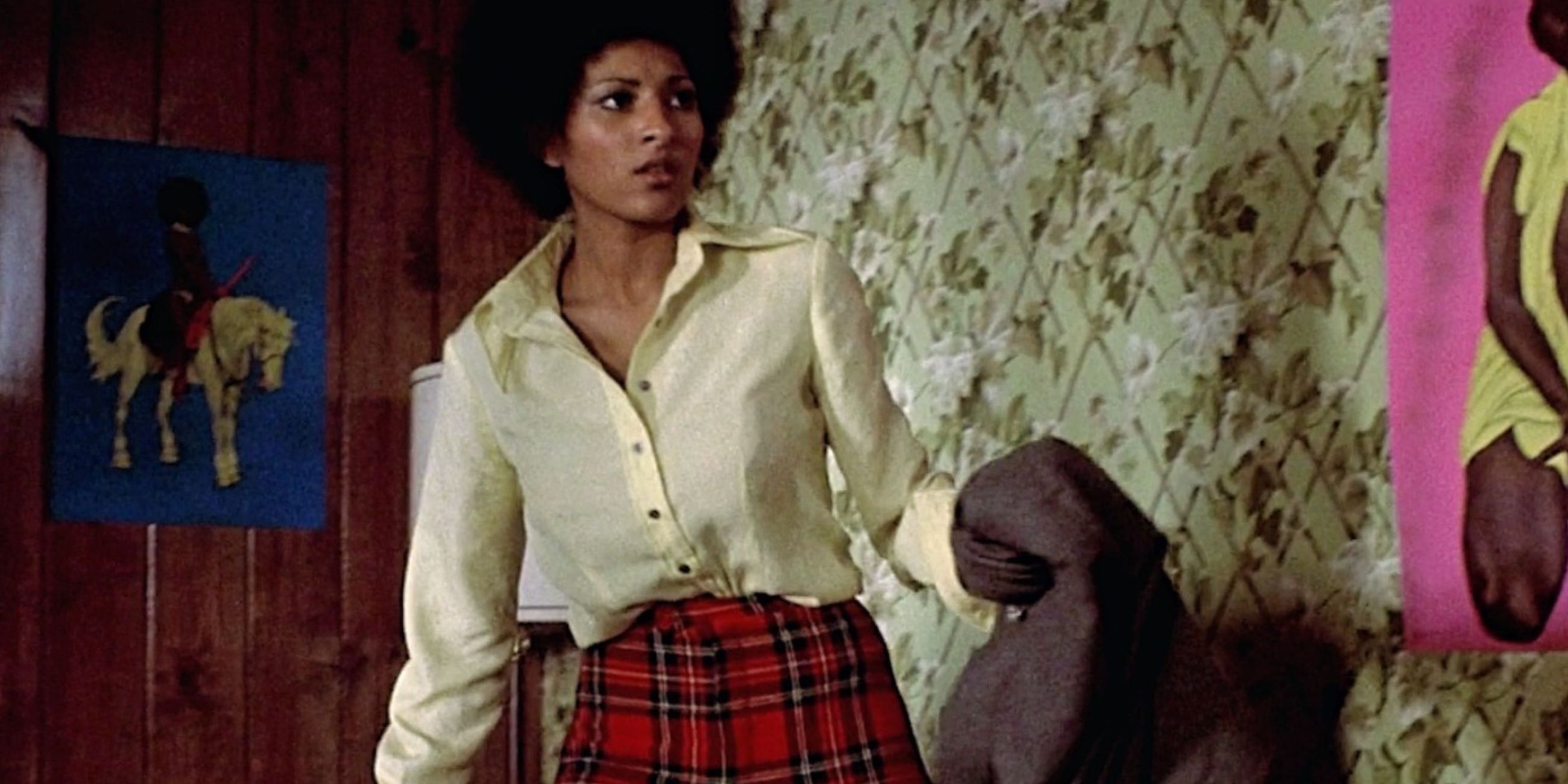 Coffy holding a jacket and looking ahead in Coffy - 1973 (3)