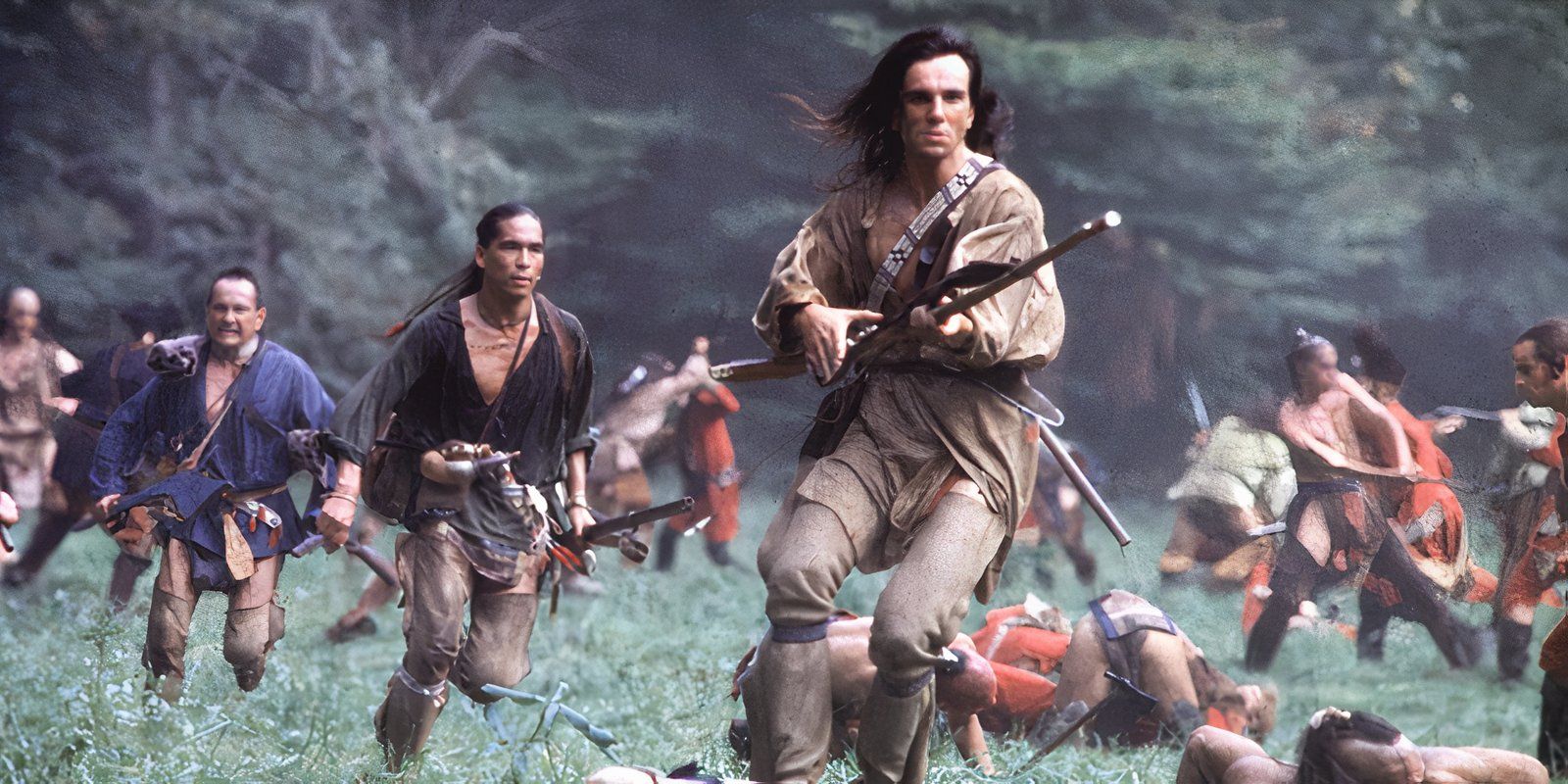 Daniel Day-Lewis rushes through a battlefield with a long rifle in Michael Mann's 'The Last of the Mohicans'