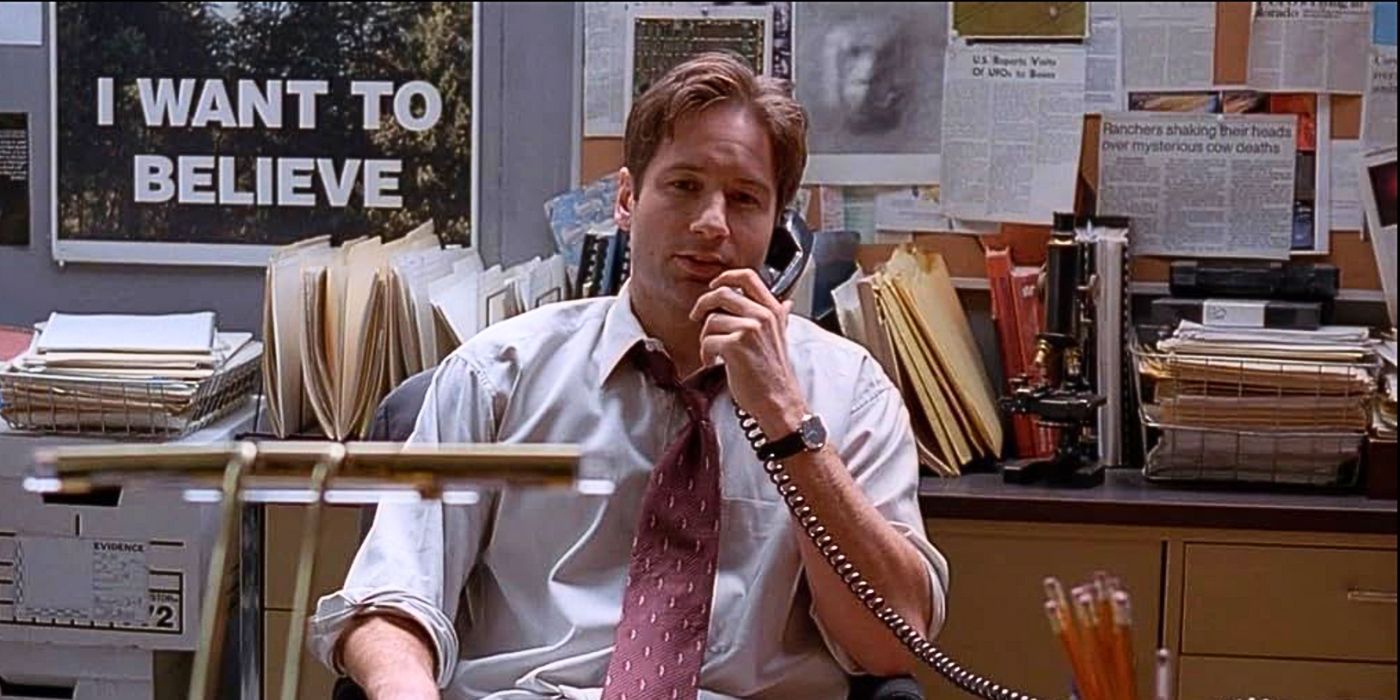 David Duchovny sits at his basement desk on the phone with Scully from episode Chinga in The X-Files