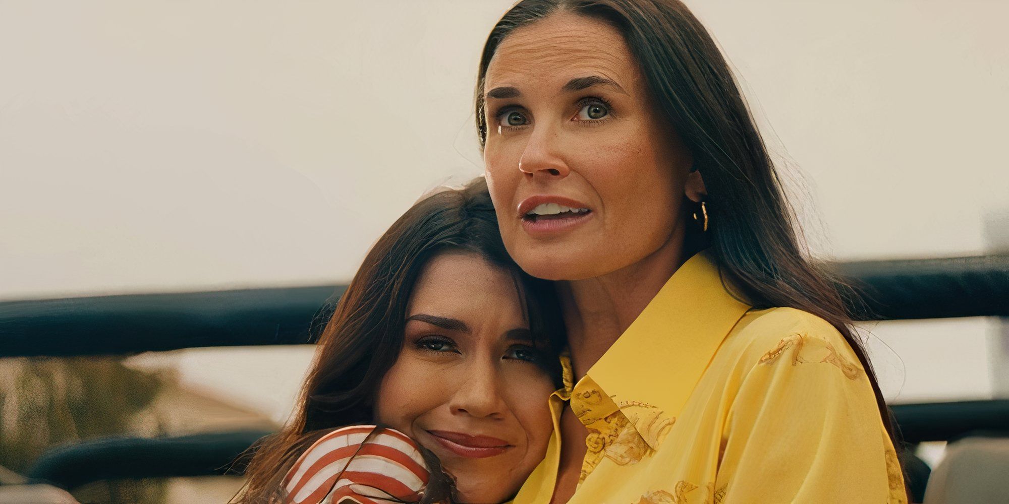 Demi Moore as Schauspielerin in The Unbearable Weight of Massive Talent hugging a girl.