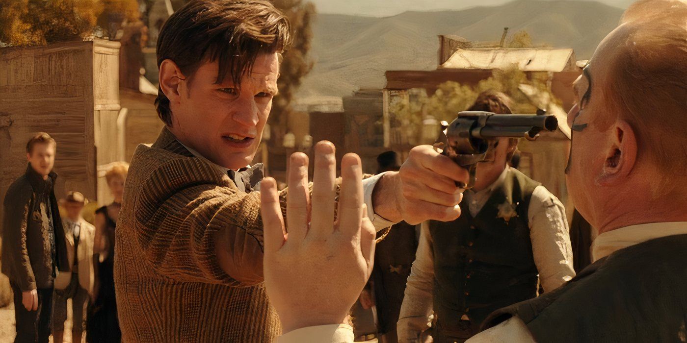 Matt Smith interpreta al Undécimo Doctor, que apunta con un arma a un científico de guerra alienígena.