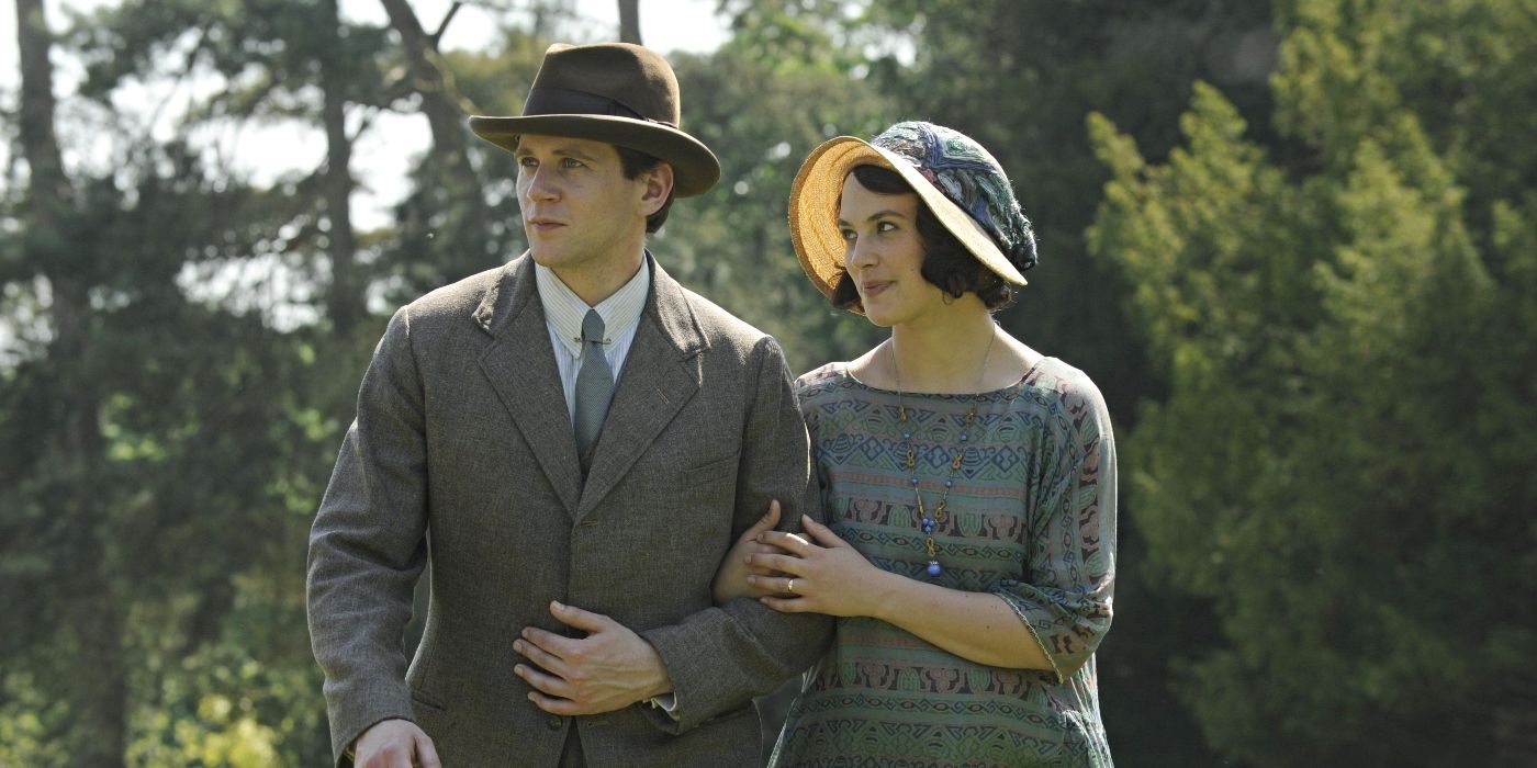 Sybil (Jessica Brown-Findlay) and Tom Branson (Allen Leech) walking outside arm in arm on Downtown Abbey