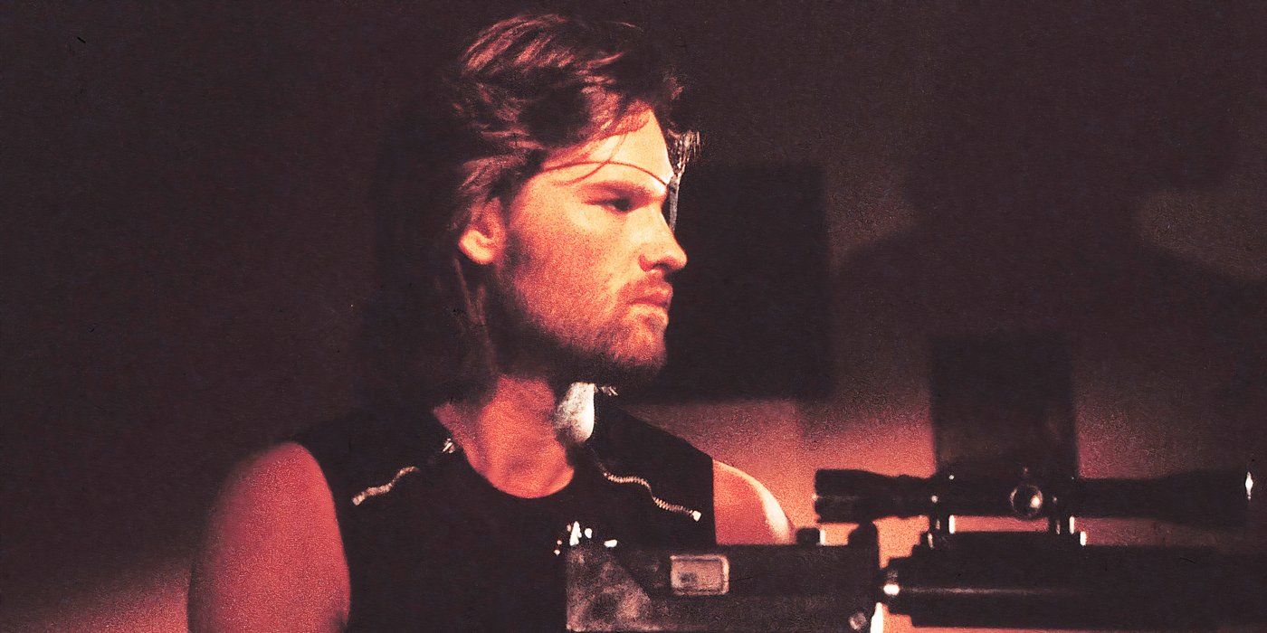 Snake Plissken aiming his rifle at something off-camera in Escape From New York