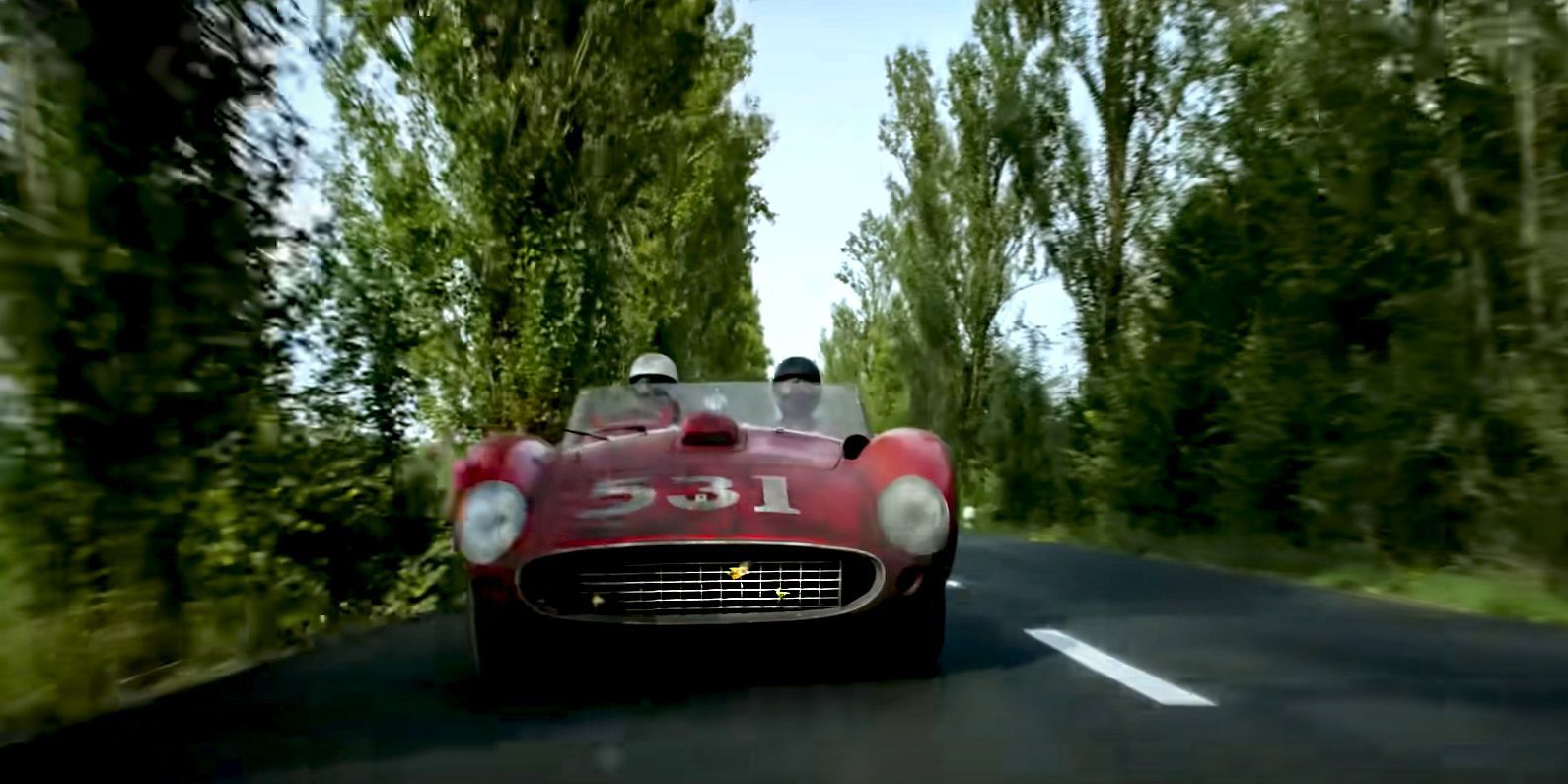 Ferrari rojo corriendo en la vía pública durante la Mille Miglia en el 'Ferrari' de Michael Mann